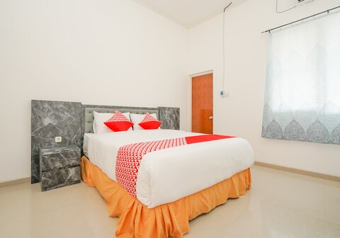 OYO 1957 Riverside Residence