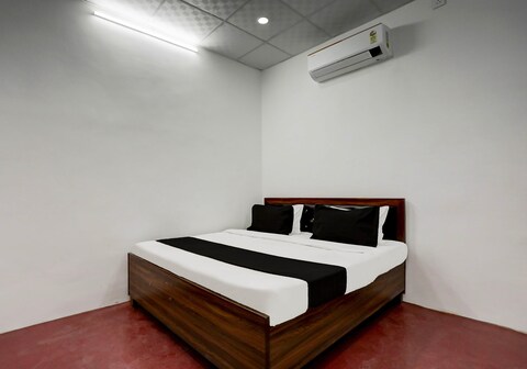 OYO 823935 Hotel Awadh Inn