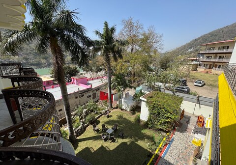 Nirvana Riverside Resort with Ganga View Rooms