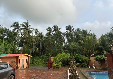 Nazri Studios- 5 Bedroom Combo with Pool at Parra Road