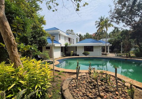 Happifistays Pool Villa