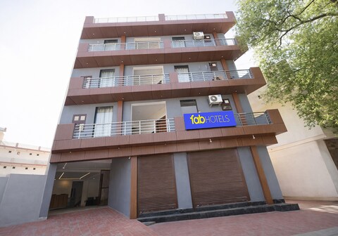 FabHotel Sky Sector 76