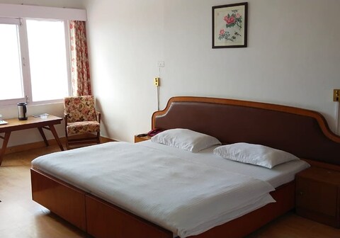 Hotel White