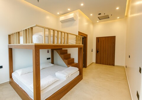 Konnect Inn POD Hotel | Near IGI Airport & Opposite NDLS
