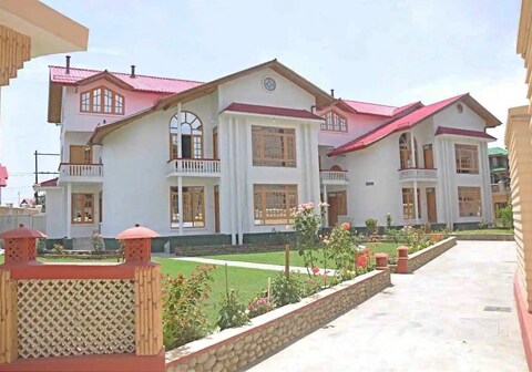 Hotel Al Azrah, Rajbagh Srinagar