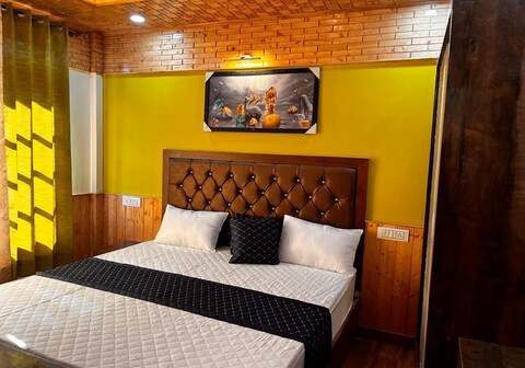 Wood Crista Retreat by Park Tree