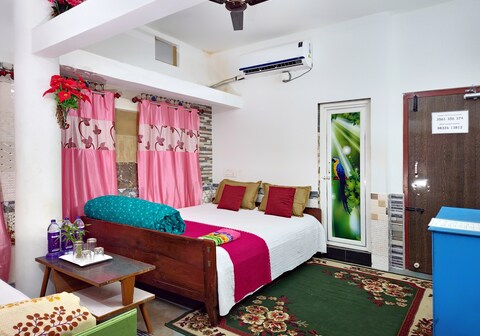 GANDHESWARI HOMESTAY & BHANDAR