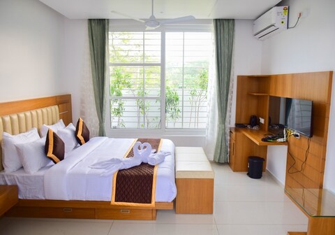 S R Jacuzzi Suites (Private Room)