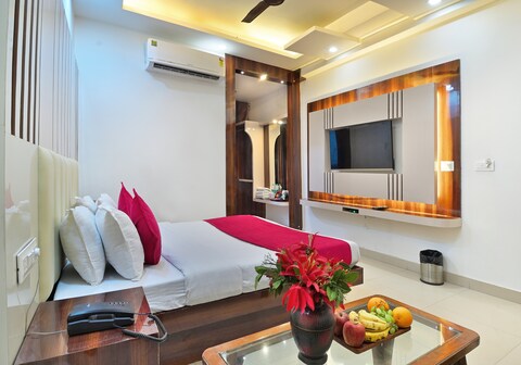 Hotel Star Villa- 1 Minute from NDLS Station