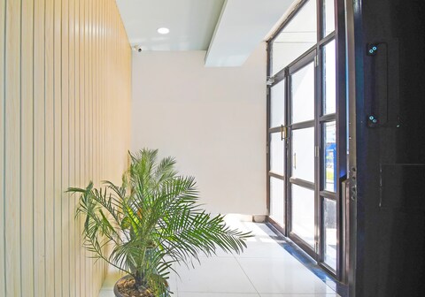 Super OYO 828011 Hotel Dharohar