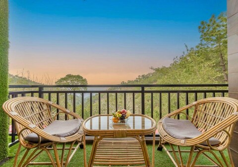 Snowfall View In Kasauli by Splendid Hotels