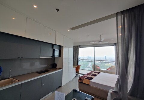 Panoramic Luxury River View Studio