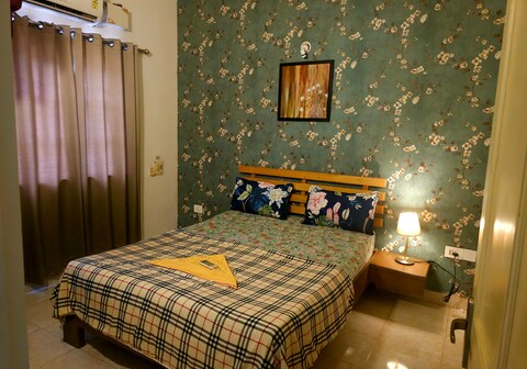 Stylish 2 BHK AC wifi invertor 1.4km to beach