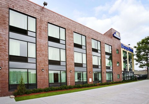 Days Inn by Wyndham Bronx Near Stadium