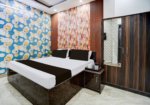 Starx Signature Plaza Near Krishna Nagar Metro Station