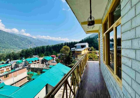 Airship Hostel |Rooms Dorms and Cafe with Hill View