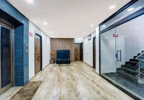 OYO 825004 Hotel Savera Inn