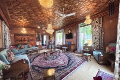 Luxury Inn Badyari Palace Houseboats, Srinagar Luxury Inn Badyari Palace Houseboats, Srinagar