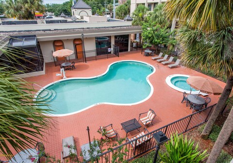 Days Inn & Suites by Wyndham Orlando Airport