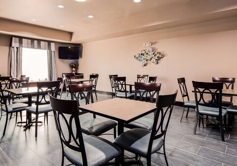 Best Western Plus Kenedy Inn