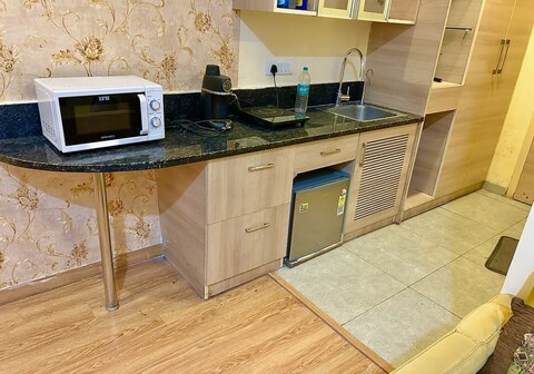 Studio apartment in Gaur city mall , Greater Noida