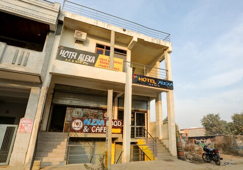 Hotel O Alexa Near Girdharipura School
