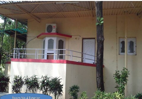 Rustic Beachside with Pool Interconnected Rooms