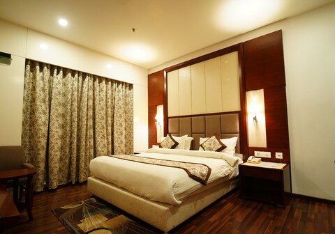 KL7 Hotel & Banquets