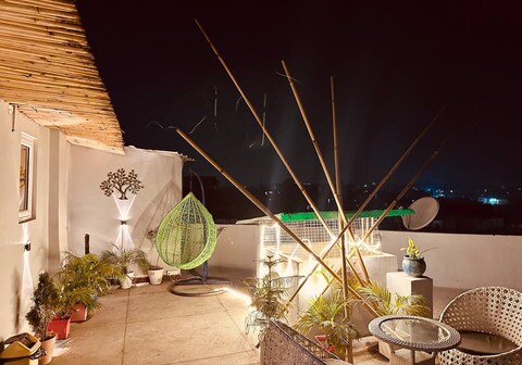 Bamboo cabin with Qutab Minar View