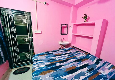 Ray House Stay (Room With Attached Bathroom)