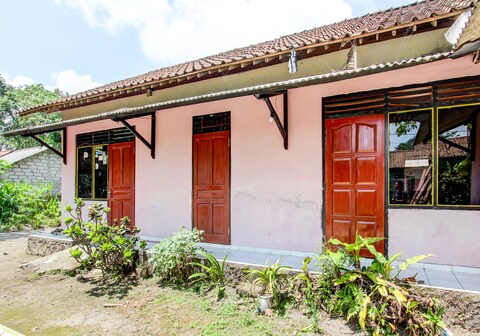 Hotel O Pondok Wisata Sekar KemuningNearWonogondang Camp ( Bumi Perkemahan Wonogondang )