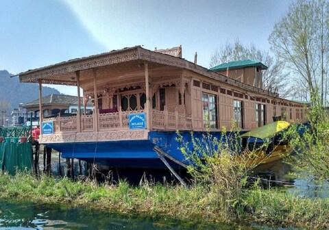 Peer Palace Group of Houseboats