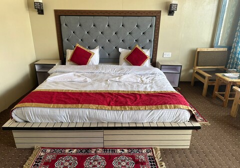 The barley cabins Pangong Merak