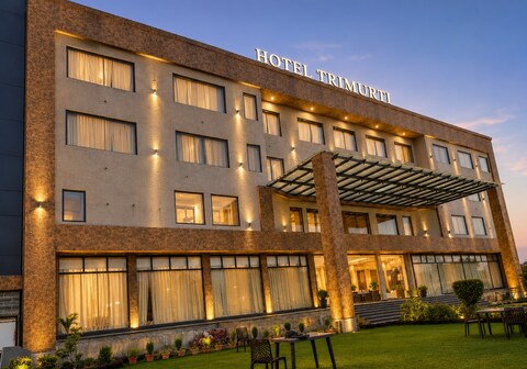 HOTEL TRIMURTI