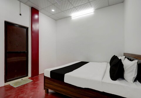 OYO 823935 Hotel Awadh Inn