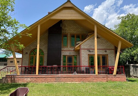 Birdsong 3BR Stay with Riverside by Homeyhuts-2