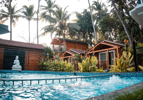 Tranquill Riverside Luxury Cottages with Bathtub