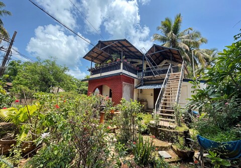 Blue Azure 2BR FF walk to beach in Goa by Homeyhuts