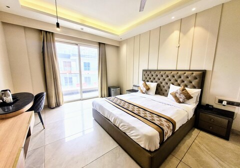 Infinity Stay - Hotel Near Medanta