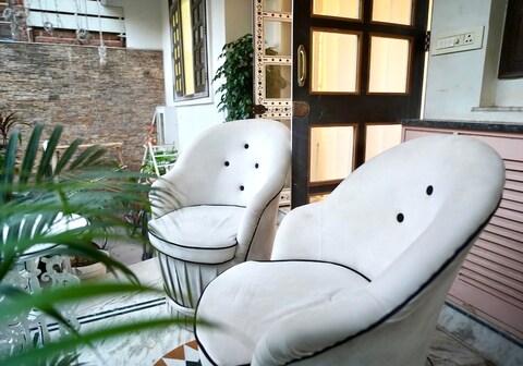 The Prince suite w Patio 2D Lallujiluxe