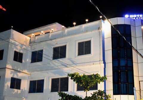 HOTEL RUPASHREE BANGALA(30 meters from sea beach)