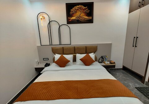 The Golden Way Hotel