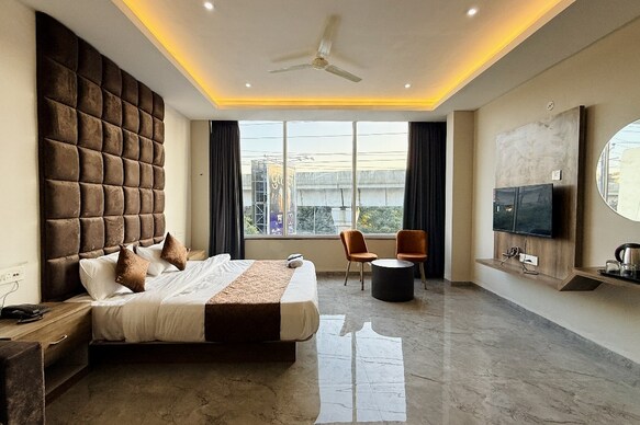 Revelon Grand Hotel
