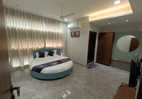 Hotel Millennium, Anand