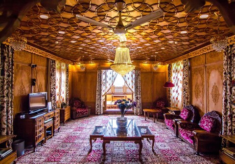 Sikandra Palace Group Of Houseboats