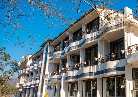 The Lake Hill- Lake Side Hotel