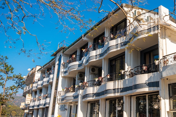 The Lake Hill- Lake Side Hotel