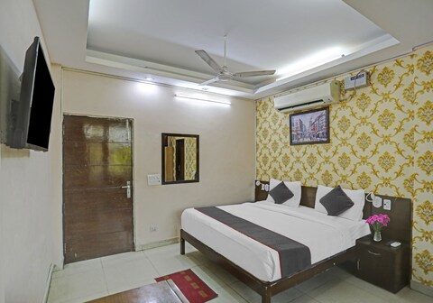 OYO Townhouse Green park Residency 3