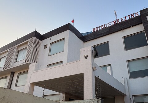 Hotel Girraj Inn