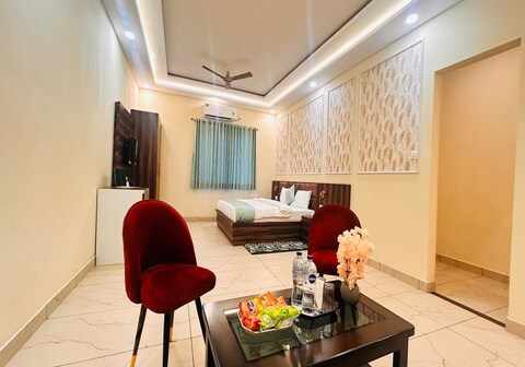 HOTEL THE CRYSTAL PALACE